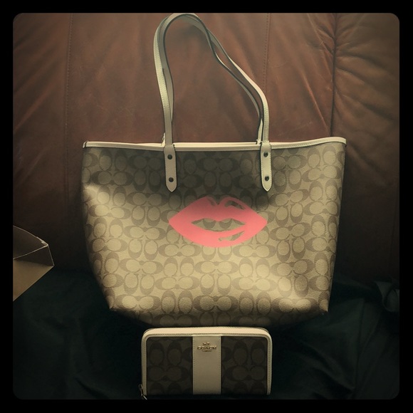 Coach purse w/ wallet - Picture 1 of 3